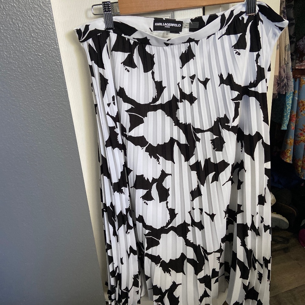 Skirt size 10. Brand new